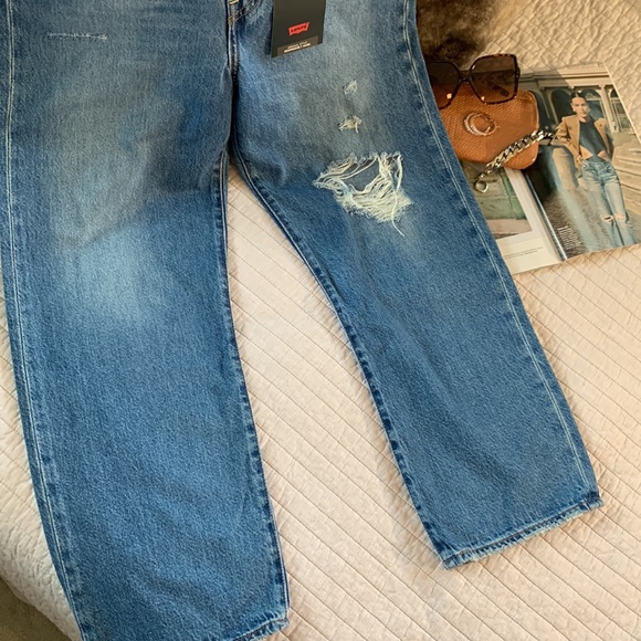 NWT Levi’s premium ribcage straight ankle distressed med wash 28” - Picture 4 of 16